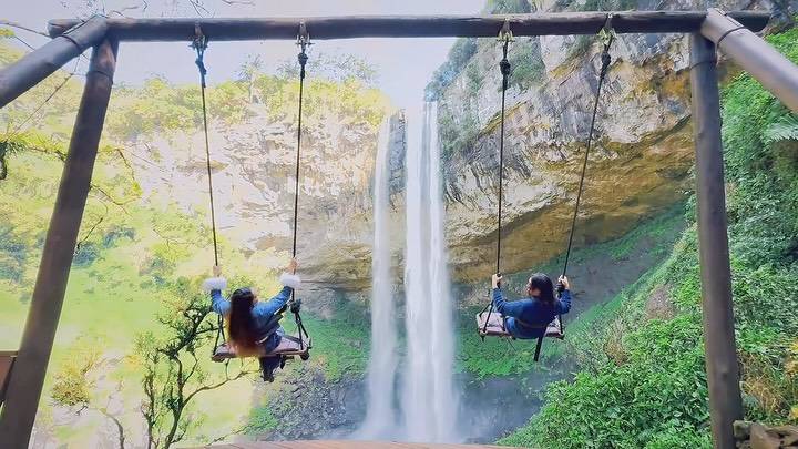 Casal em balanço na cascata