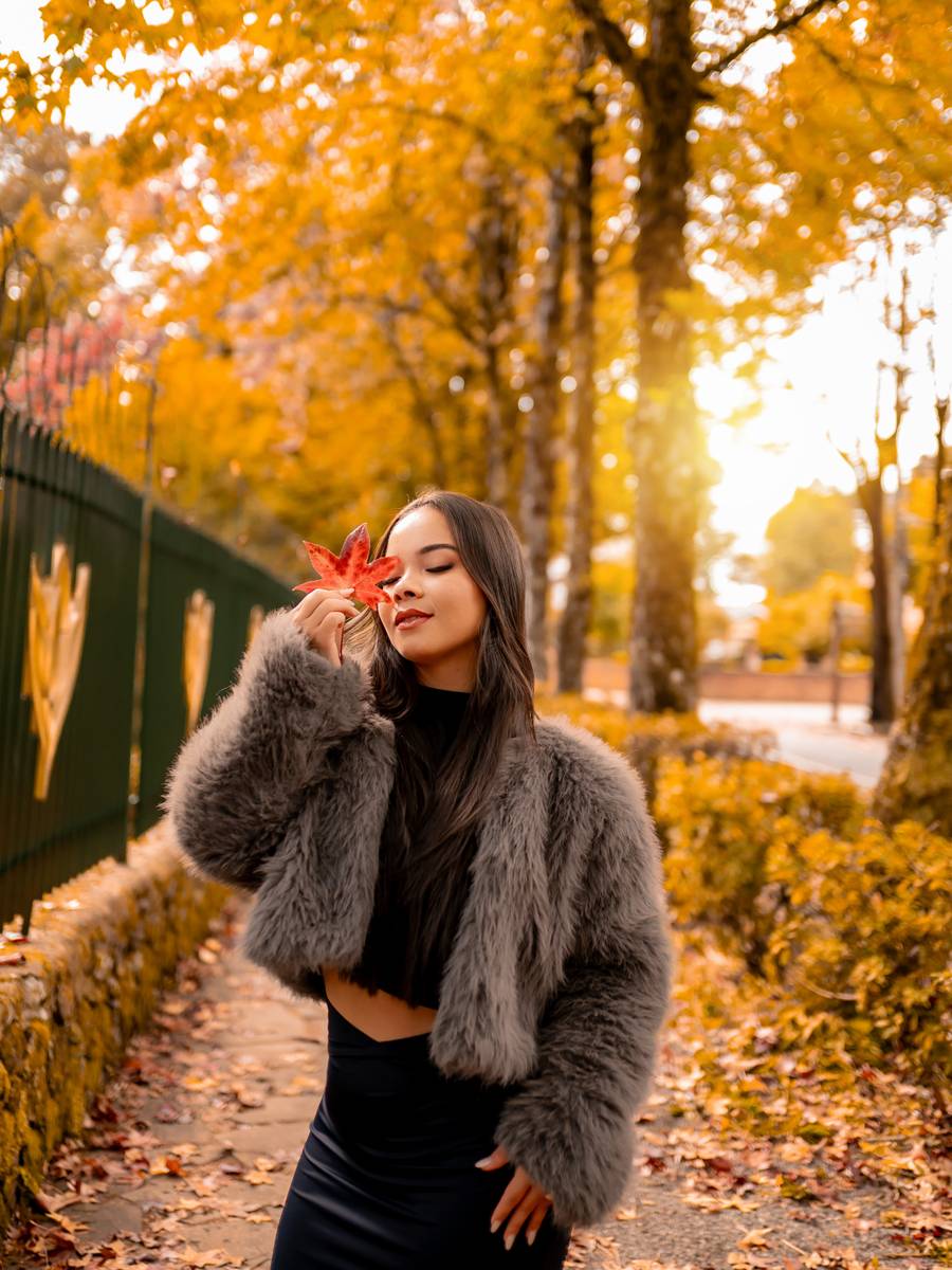 Look de outono com casaco de pelo no ensaio