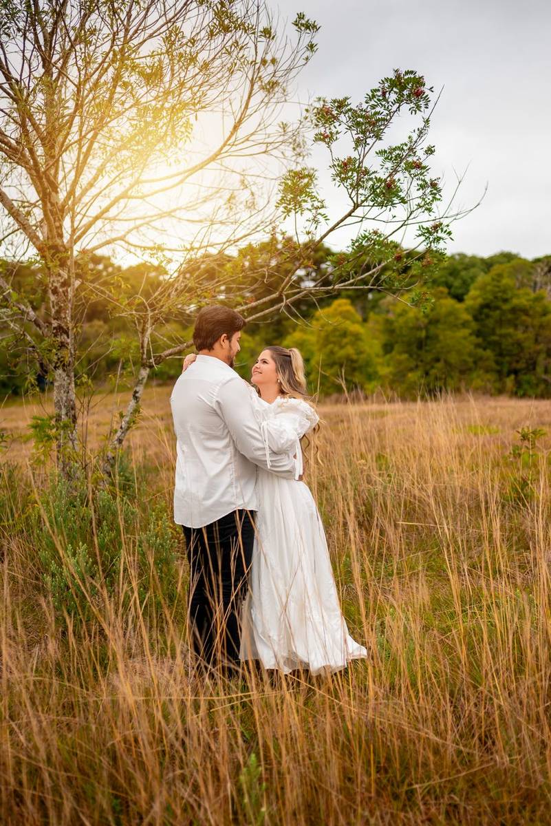 Ensaio pré-wedding de casal em campo ao pôr do sol na serra