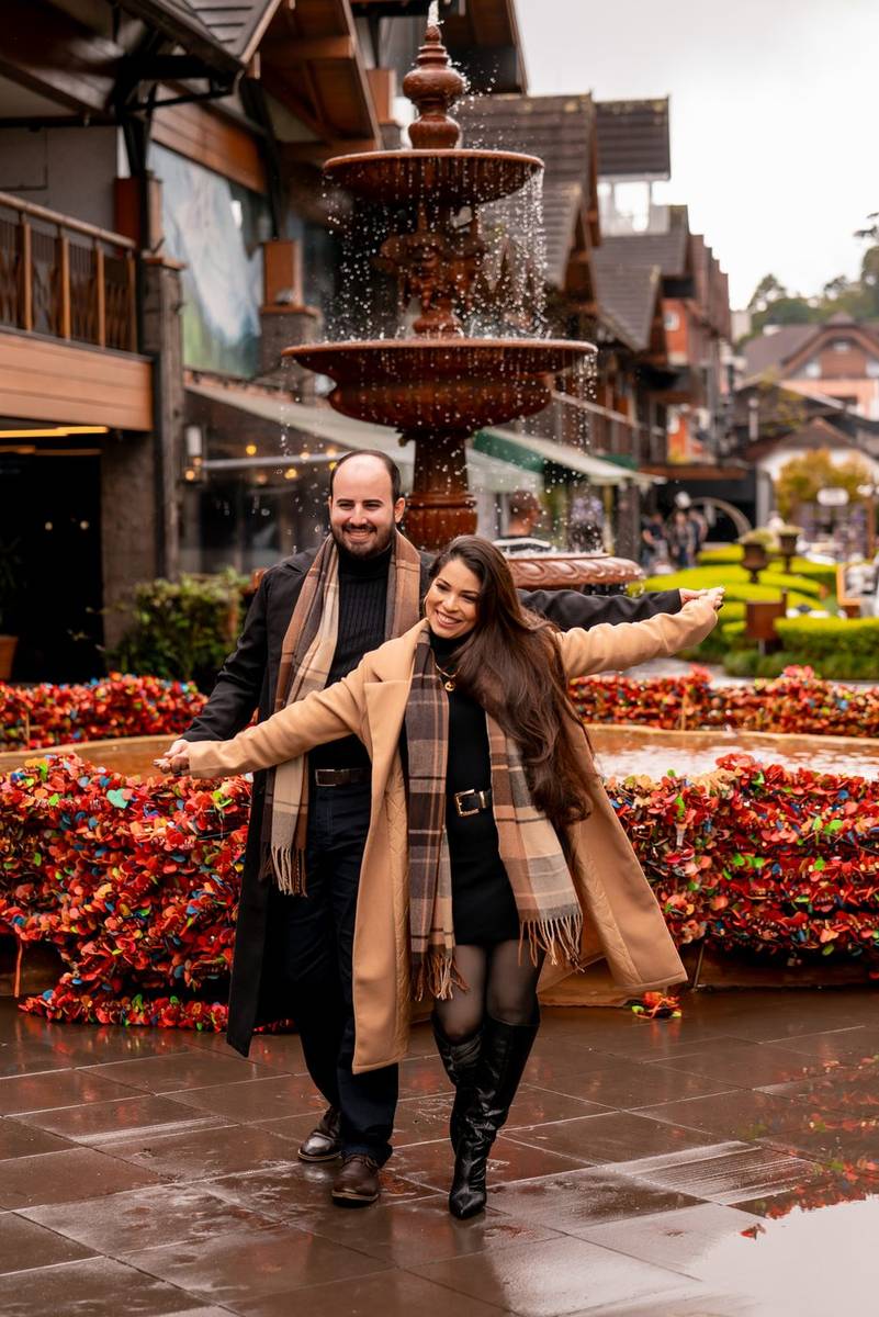 Casal em ensaio de inverno com casacos e produção completa na fonte de Gramado
